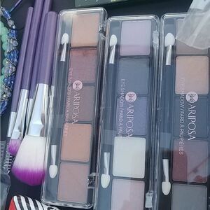 1 Eyeshadow case of 5 shades